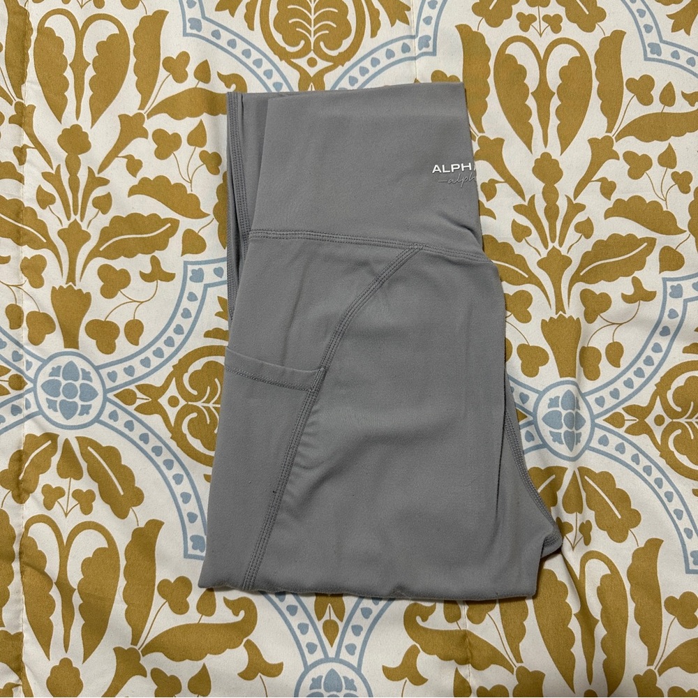 Alphalete Alphalux Pocket Legging in Grey (XS)